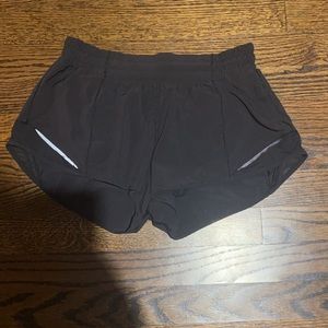 Lululemon black hotty hots size 6 low rise 2.5”